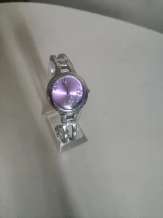 Reloj de pulsera plateado con la esfera morada 