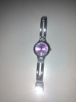 Reloj de pulsera plateado con la esfera morada 