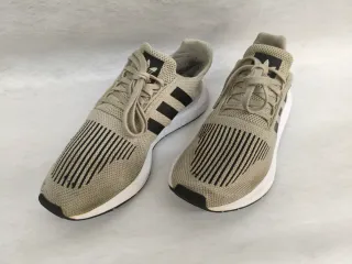 Zapatillas Adidas Beige y Negras