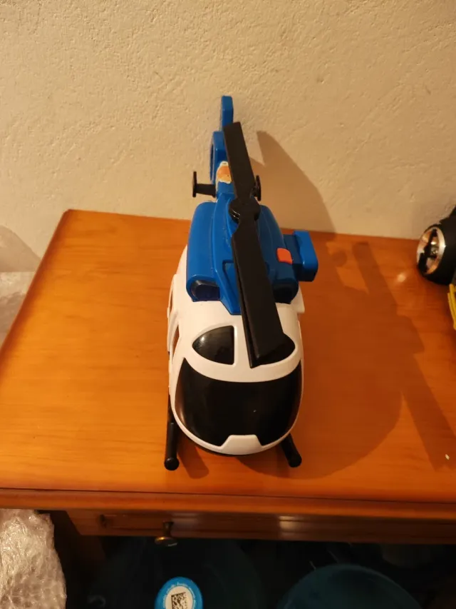 Helicóptero de juguete azul y blanco