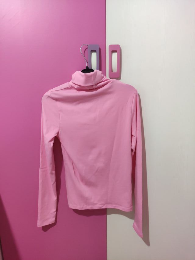 Camiseta rosa cuello alto manga larga