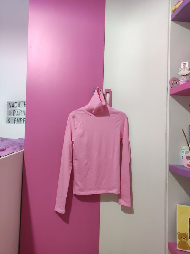 Camiseta rosa cuello alto manga larga