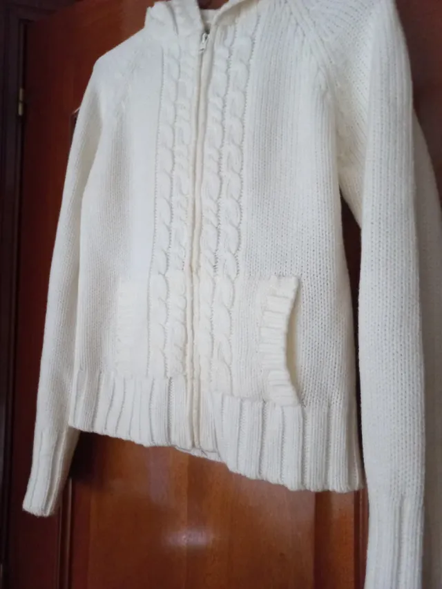 Chaqueta con cremallera y capucha