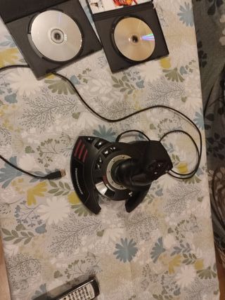 Joystick Thrustmaster + 2 Juegos PC