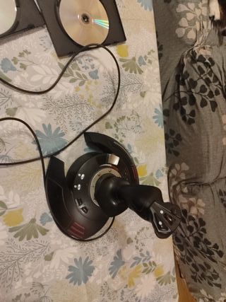Joystick Thrustmaster + 2 Juegos PC