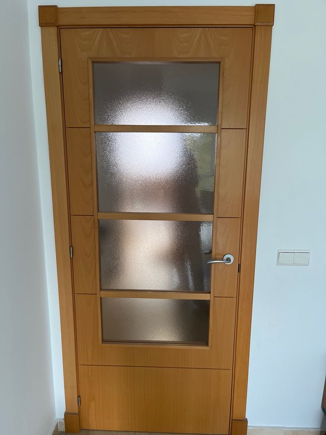 Puerta de madera con cristal