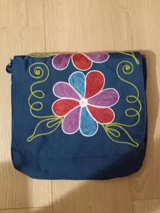 Bolso azul con bordado de flores
