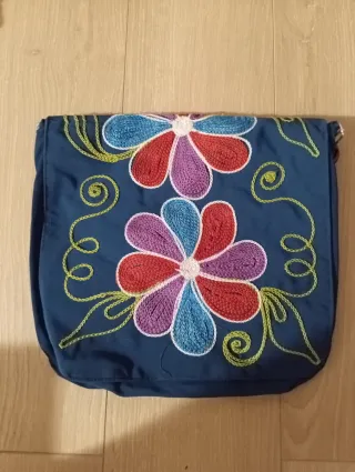 Bolso azul con bordado de flores