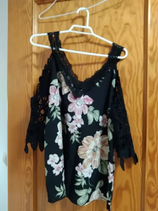 Blusa floral con encaje Talla M/L