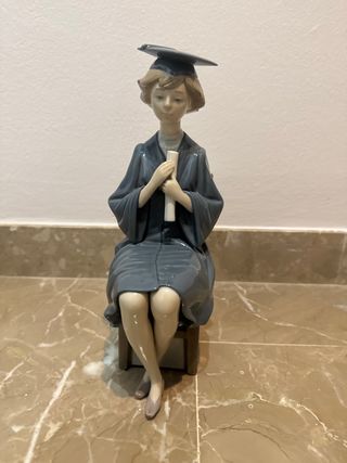 Figura Lladró Graduada Sentada