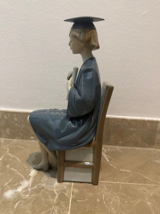 Figura Lladró Graduada Sentada
