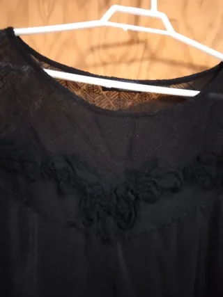 Blusa negra con detalles de encaje