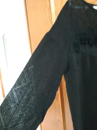 Blusa negra con detalles de encaje