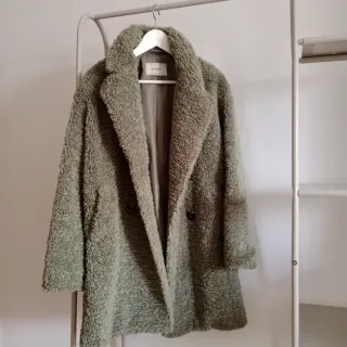 Abrigo pelo rizado Stradivarius verde oliva Talla 