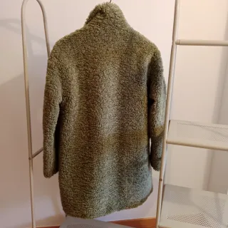 Abrigo pelo rizado Stradivarius verde oliva Talla 