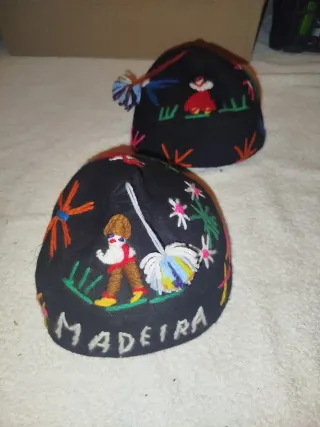 2 Copricapi Madeira Portoghesi Ricamati