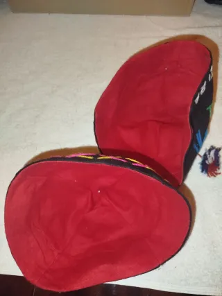 2 Copricapi Madeira Portoghesi Ricamati