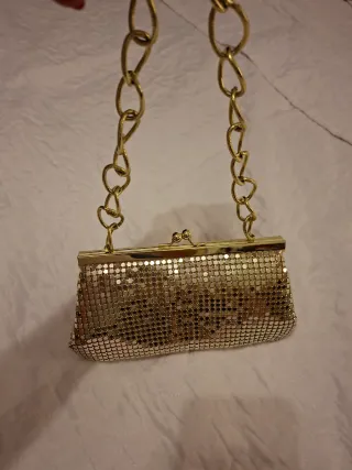 Bolso de mano dorado para fiesta