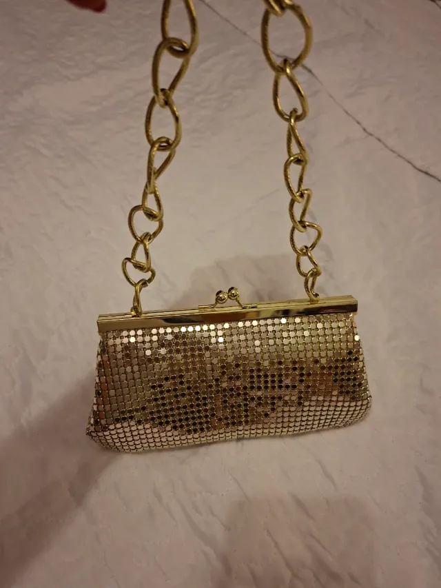 Bolso de mano dorado para fiesta