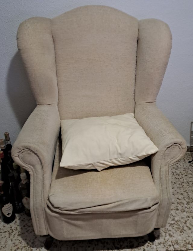 Sillón orejero beige tela