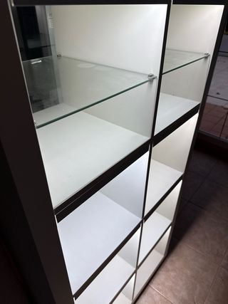 Estantería con luz y ruedas.