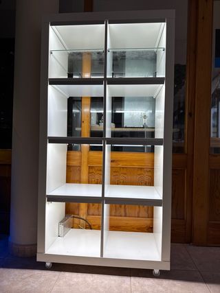 Estantería con luz y ruedas.