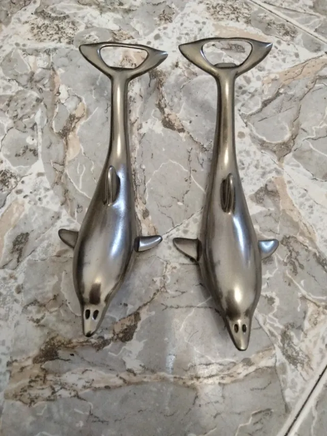 Due apribottiglie Delfín Metal