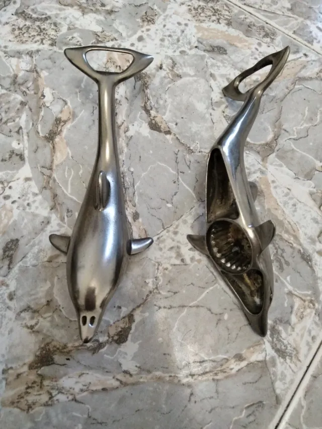 Due apribottiglie Delfín Metal