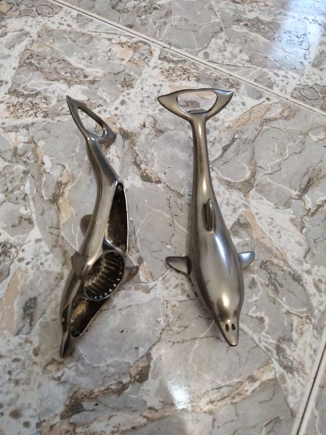 Due apribottiglie Delfín Metal