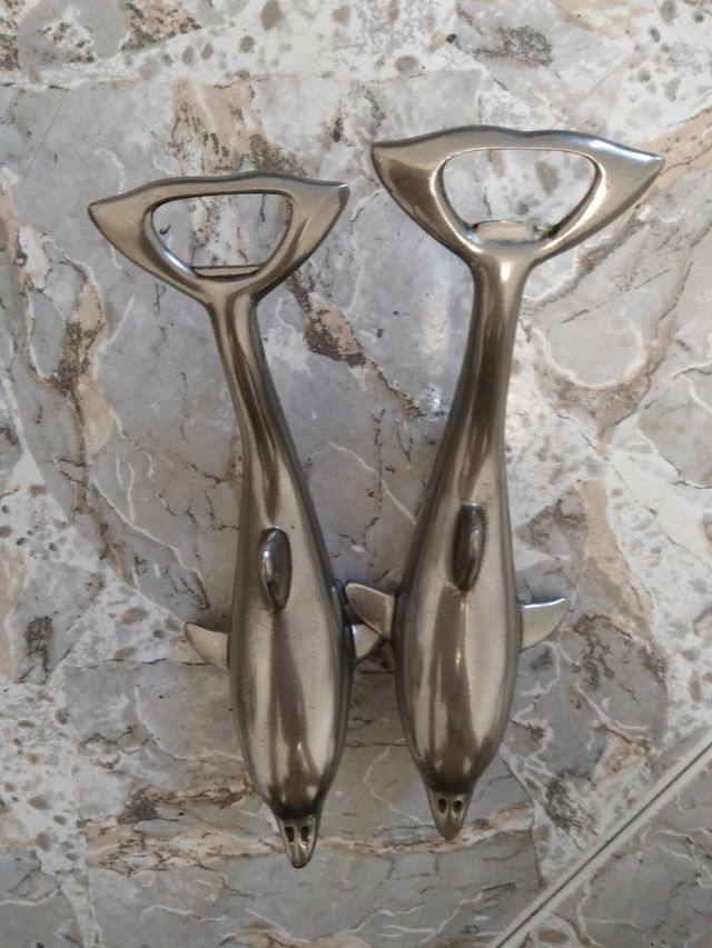 Due apribottiglie Delfín Metal