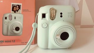Cámara Instax Mini 12 Menta Sin Estrenar