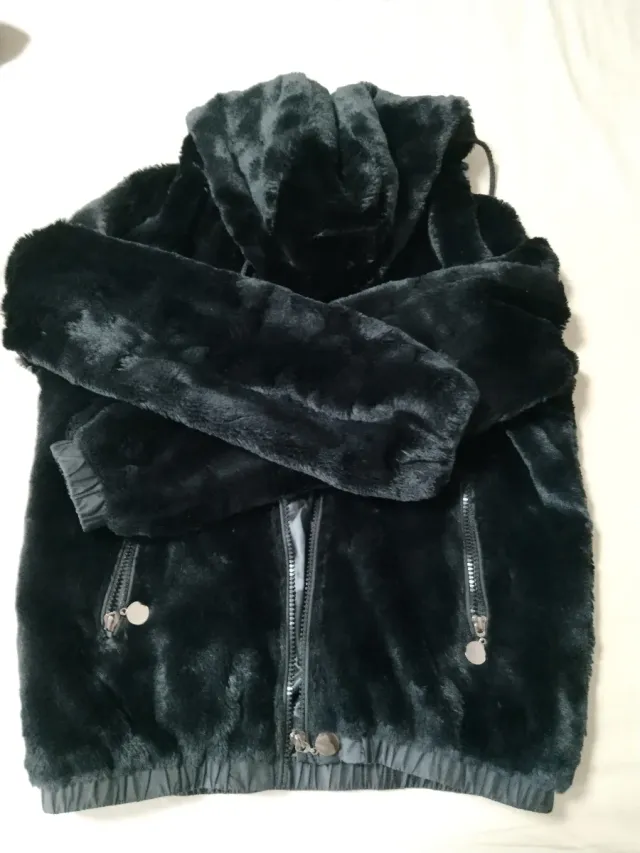 Chaqueta de pelo con capucha