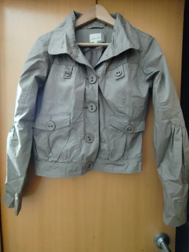 Chaqueta corta entretiempo verde militar.