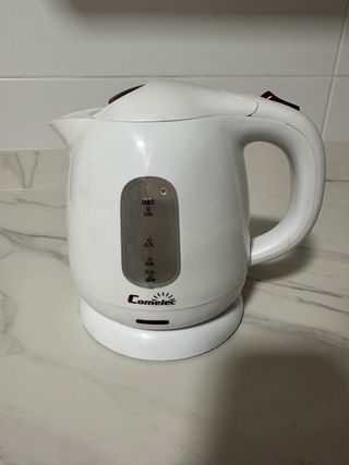 Hervidor eléctrico blanco Comelec