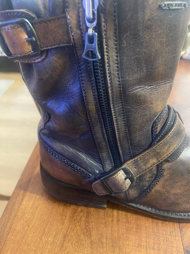 Botas de cuero marrones y negras Son talla 41/42