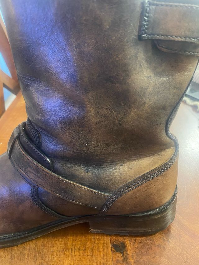 Botas de cuero marrones y negras Son talla 41/42