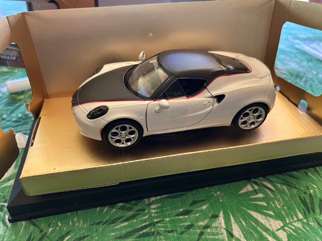 Alfa Romeo 4C bicolore 1:24