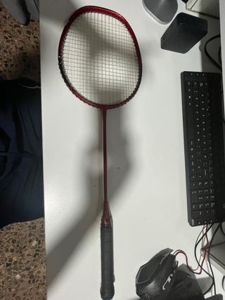 Raqueta de bádminton roja.