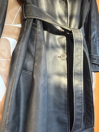 Gabardina Zara efecto piel desgastada