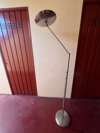 Lámpara de pie moderna metal plateado