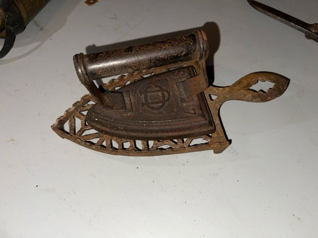 Plancha antigua de hierro fundido