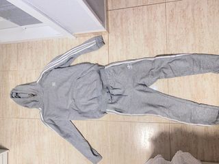 Chándal Adidas gris con rayas blancas