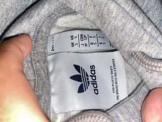 Chándal Adidas gris con rayas blancas