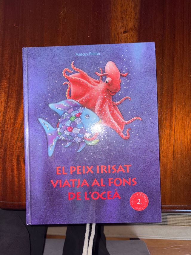 El peix Irisat viatja al fons de l'oceà (El pei...