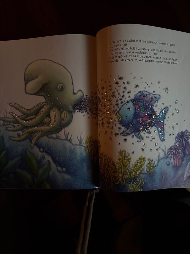 El peix Irisat viatja al fons de l'oceà (El pei...