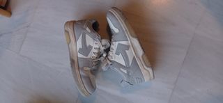 Zapatillas Off-White grises y blancas