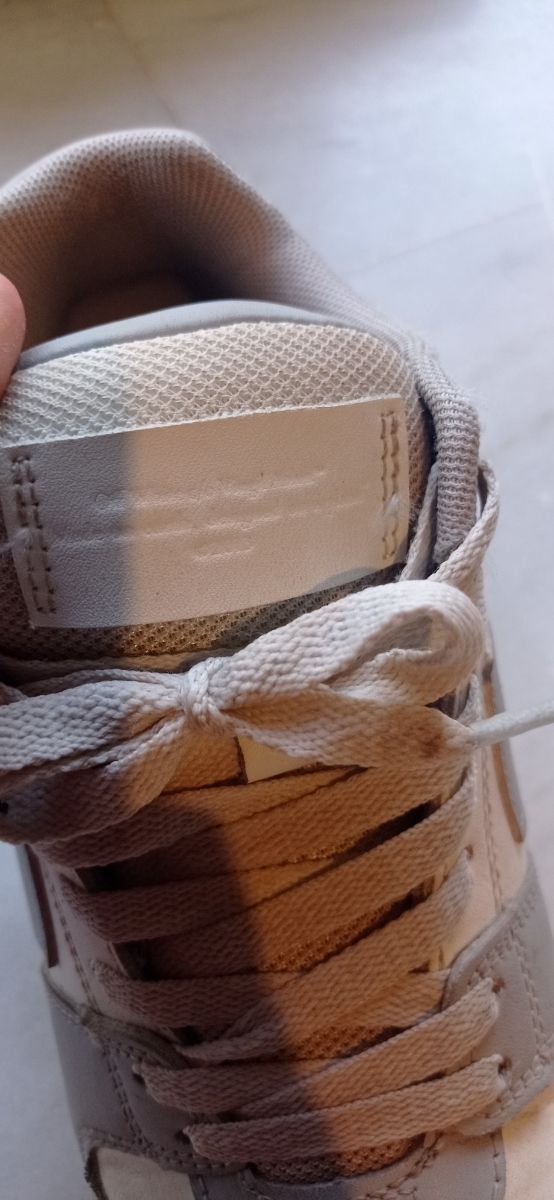 Zapatillas Off-White grises y blancas