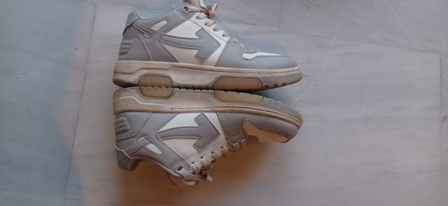 Zapatillas Off-White grises y blancas