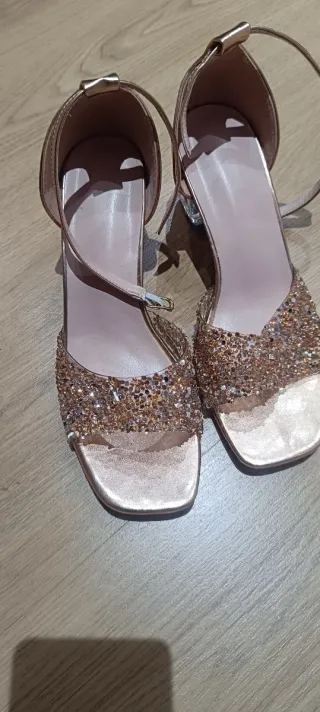 Zapatos dorados lentejuelas tacón metacrilato