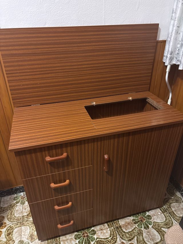 Mueble para máquina de coser de madera
